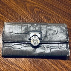 ❤️Michael Kors Silver and Gray Crocodile Hamilton Leather Wallet, slight wear❤️